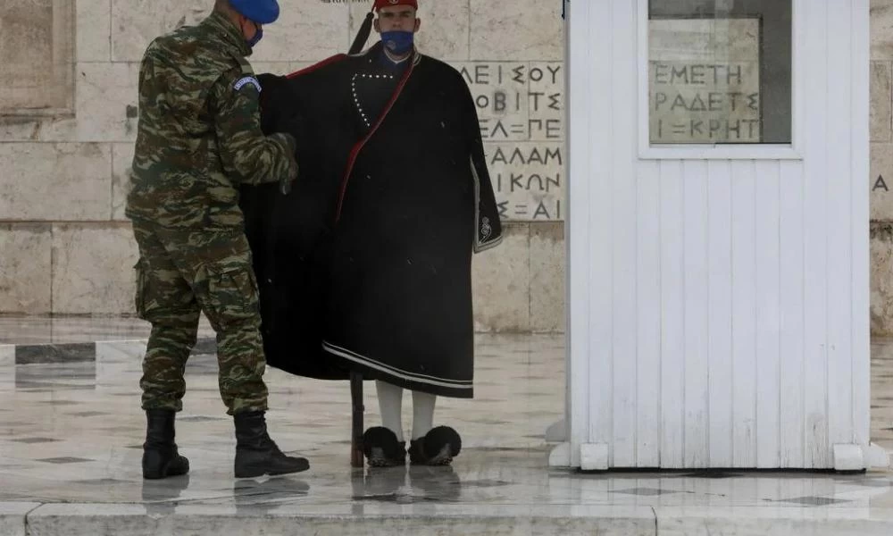 Σύνταγμα: Δείτε φωτογραφίες από την αλλαγή φρουράς στον Άγνωστο Στρατιώτη